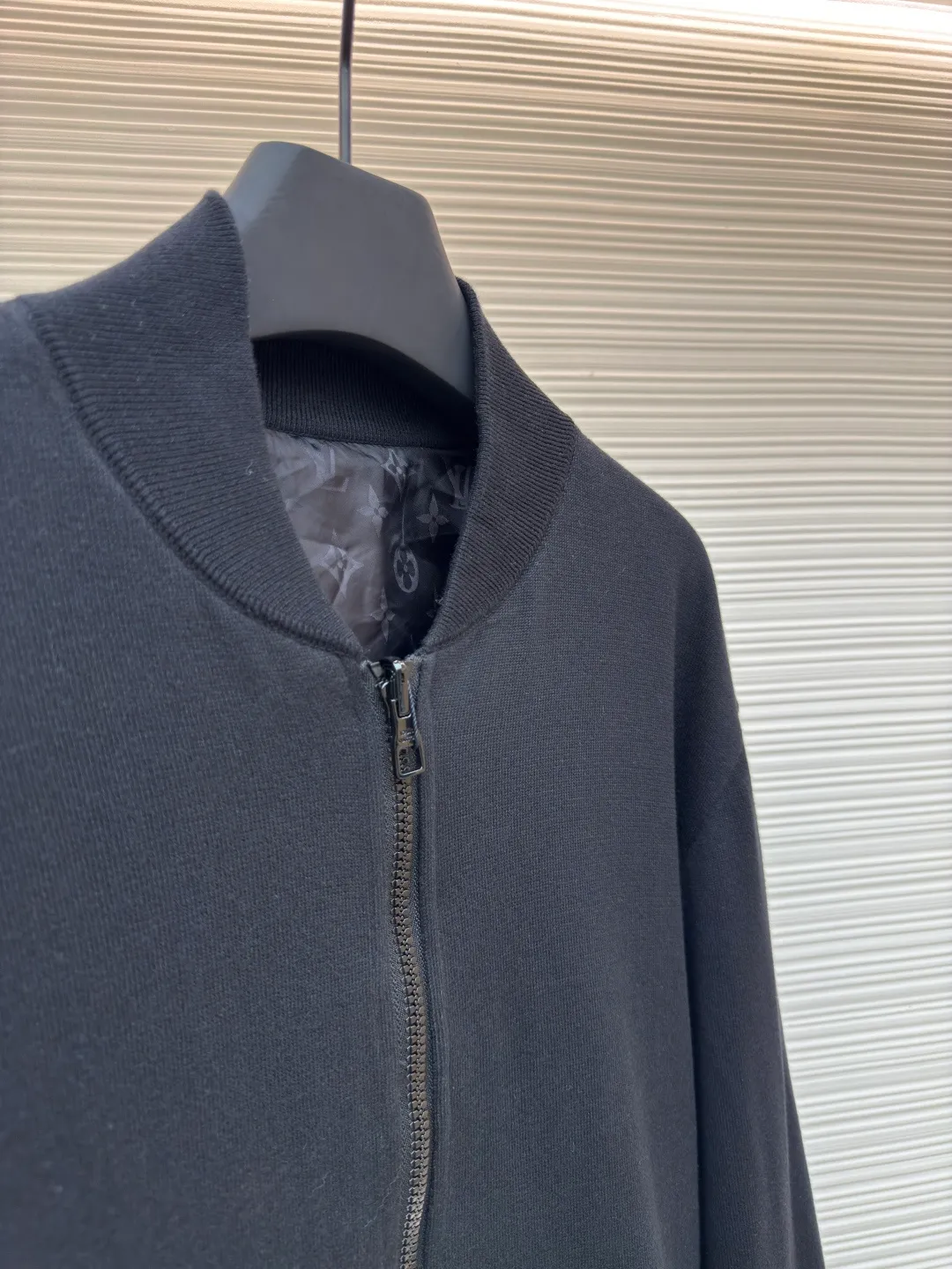 LOUIS VUITTON double-sided zipper jacket ●Authentic product: 21300 purchase and development ●Item number: 1680683-B95 ●Fabric: nylon fabric ●Technology: full-width jacquard production ●Version: loose version ●Weight: about 665 grams ●Size: S-M-L-XL ●Description: Customized high-end nylon fantasy jacquard brocade and cotton sheep dense needle velvet, rich texture, full color, soft and delicate Double-sided charm, one piece of clothing to enjoy. One side quietly appears with low-key elegance. The iconic embroidered LV logo is embellished on it. The other side is covered with Yingze's full-width Monogram pattern, instantly lighting up the whole place. Exuding a sense of high-end from the inside out. Double-sided splendor. Like two movements in a symphony, each is wonderful and reflects each other. Unlock the noble code of fashion and use imported machine embroidery technology to use advanced computer control systems and precision mechanical components to realize LV logo embroidery operations. High precision, smooth and delicate lines, fabric jacquard technology, by weaving a full-width Monogram jacquard texture technology on the surface of the fabric, controlling the interweaving method of warp and weft lines, and accurately controlling the interweaving density and tension of the yarn to make it more three-dimensional. Ergonomic three-dimensional tailoring returns to traditional craftsmanship through segmentation, folding, shrinking, and stretching techniques. The so-called slow work produces fine work, which is the respect for materials and the pursuit of feel. The workmanship is complex and tedious, slow in aging, and high in loss. The overall wiring is straight and delicate, the fabric is comfortable and soft, and the color is consistent without color difference. It can be matched with the same style to create a fashionable look and control various occasions. Customized accessories, complete with three standards, same style for men and women!